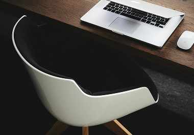 кресло, ноутбук